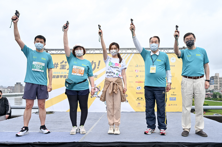 左起台北合眾汽車總經理黃脩程、財團法人陽光社會福利基金會董事周筱姿、陽光臉部平權大使任家萱Selina、中華民國路跑協會理事長范姜瑞、高速公路局副局長廖肇昌