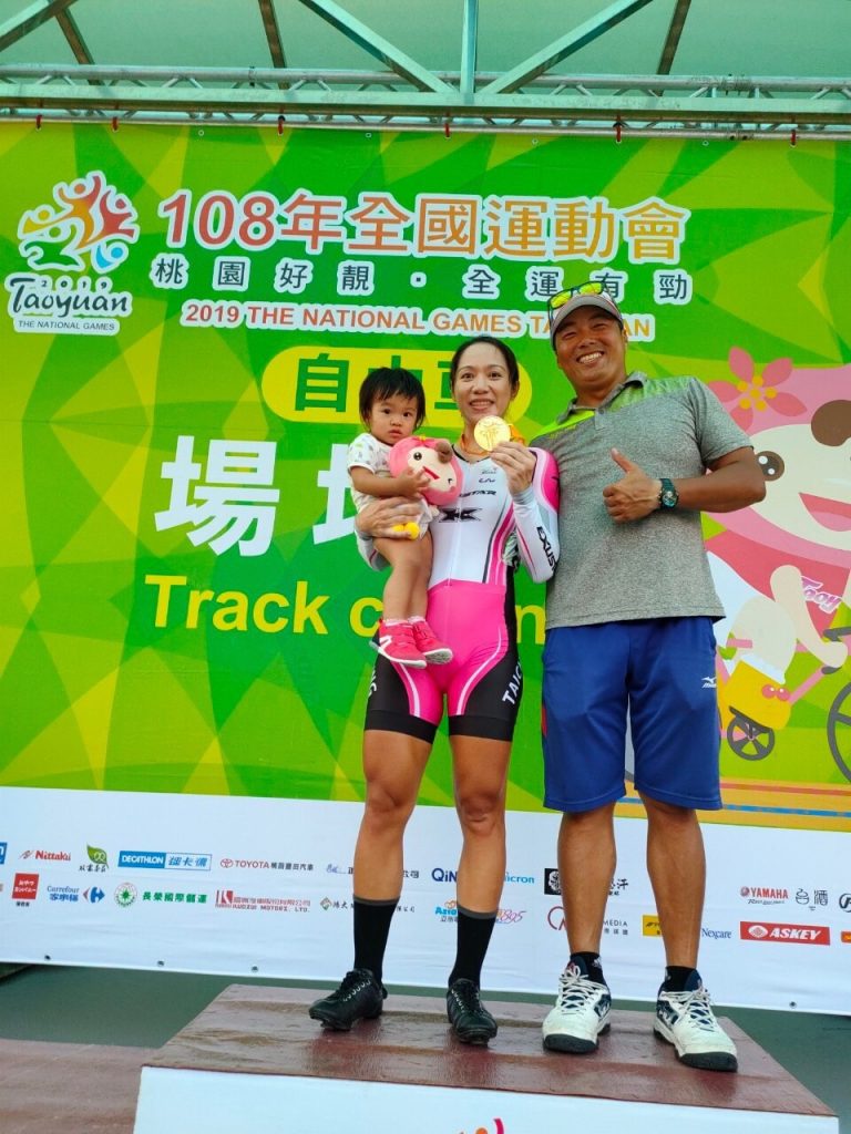 蕭美玉獲得 108 年全運會自由車全能項冠軍，賽後與家人合照