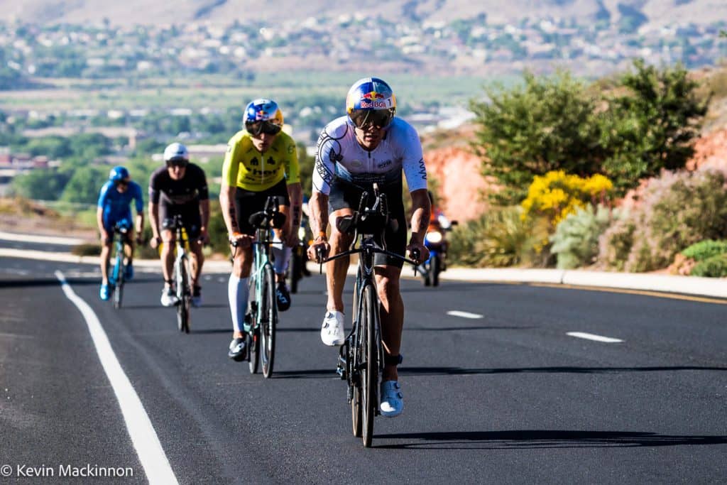 法國 Sam Laidlow，丹麥 Daniel Baekkegard、紐西蘭 Kyle Smith 和 Braden Currie、德國的 Florian Angert，共5名選手在自行車共組領先集團。圖片來源
