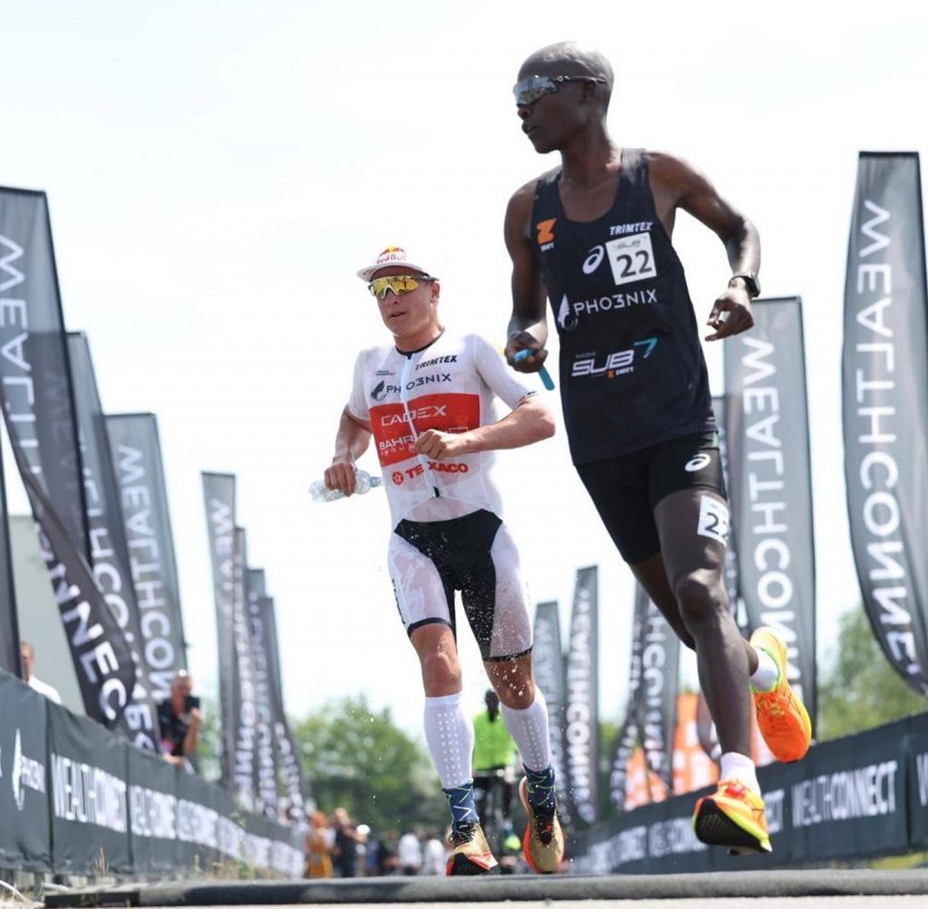 Blummenfelt 的路跑配速員為來自肯亞的 Banaba Kipkoech，他的最佳馬拉松成績為 2 小時 09 分 12 秒。圖片來源：pho3nixlife