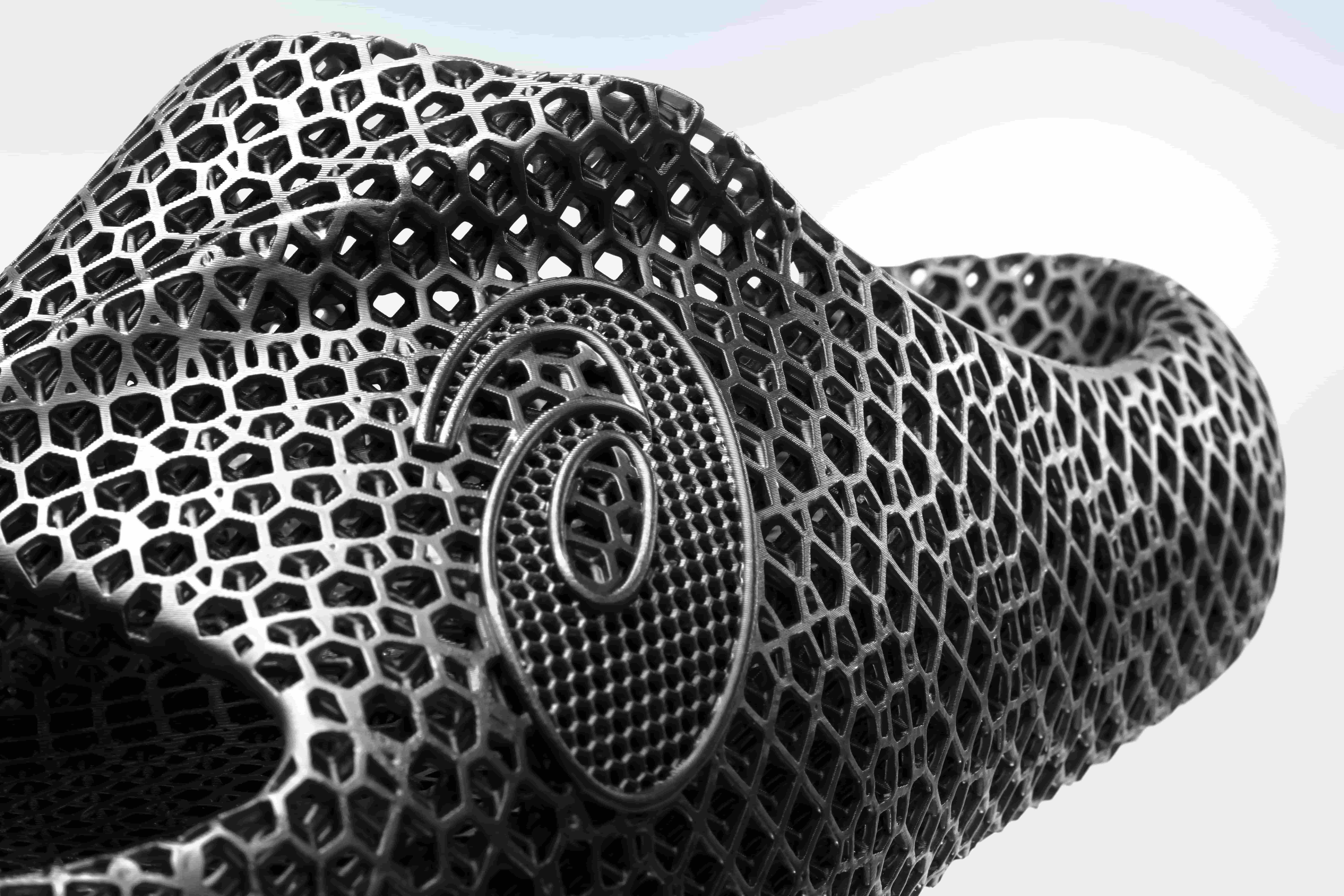 ASICS ACTIBREEZE 3D 拖鞋以創新的3D參數化設計打造出突破性的幾何結構，提供舒適腳感與良好保護