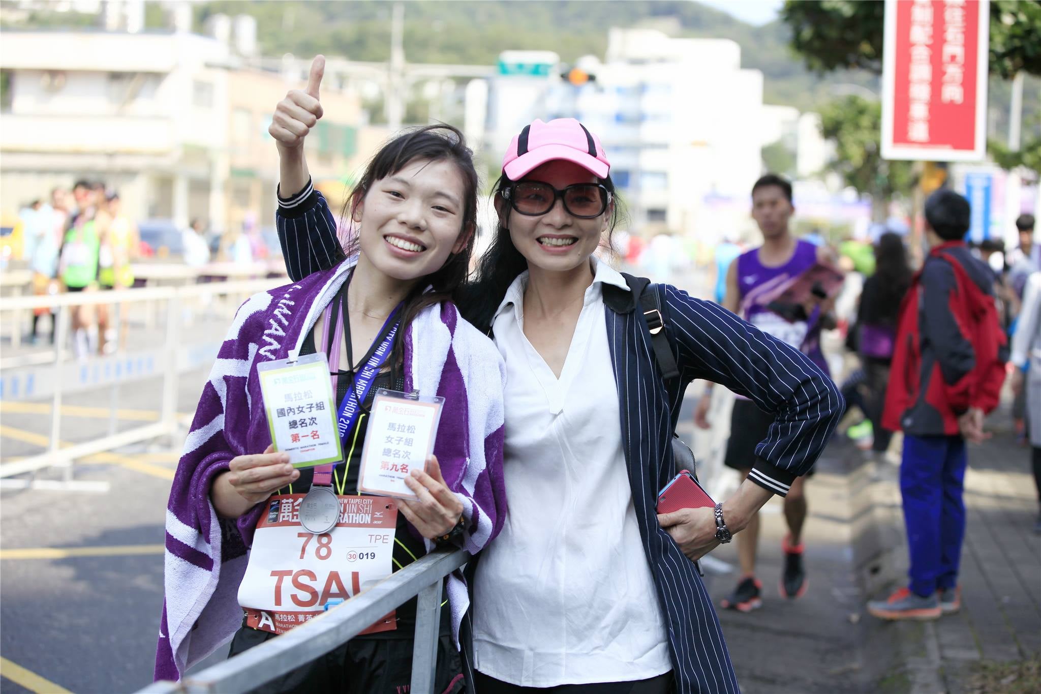 每一場馬拉松都在終點等待的媽媽 照片來源：蔡雅安