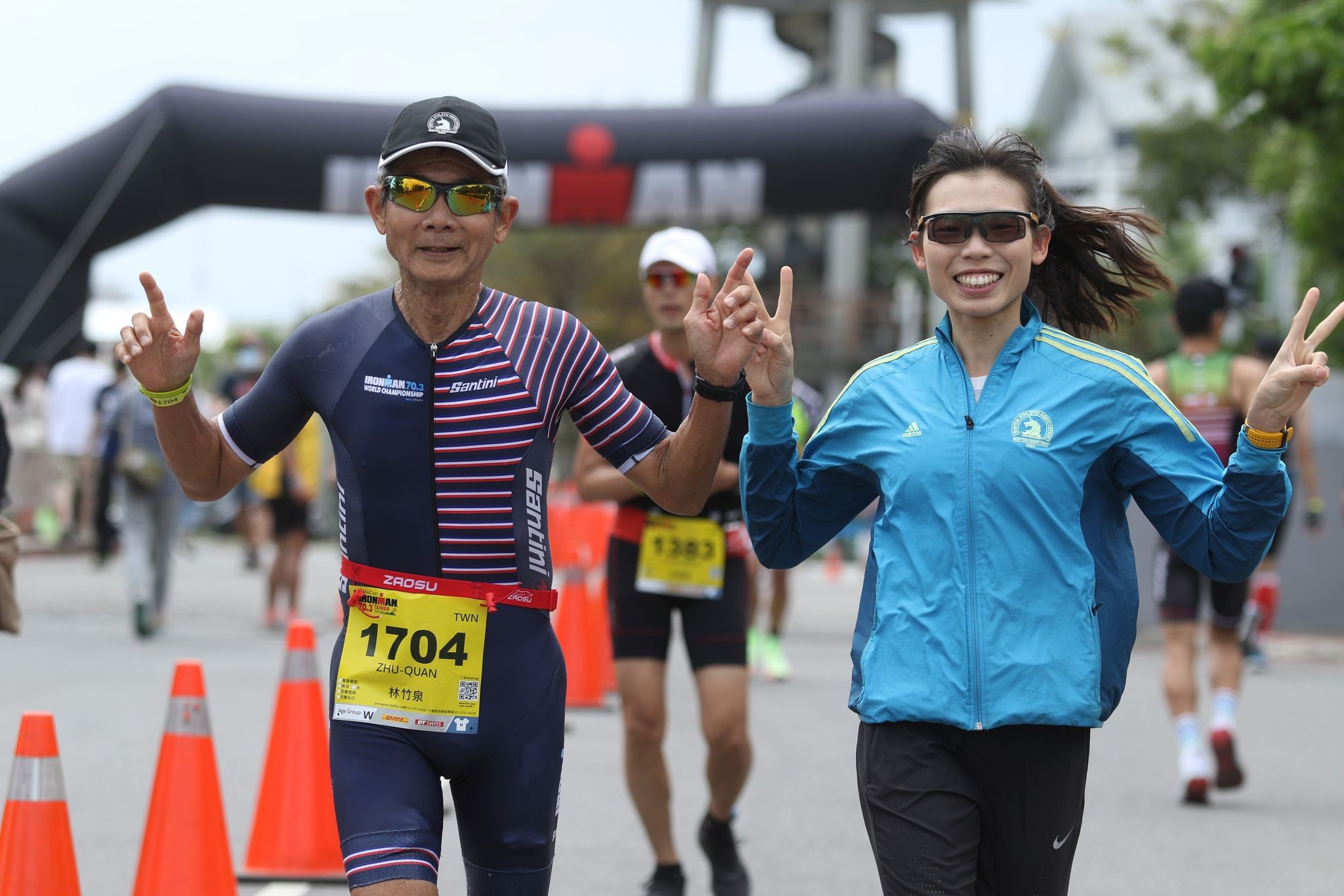 陪同IRONMAN最熟齡鐵人隊長一起跑進終點 照片來源：蔡雅安