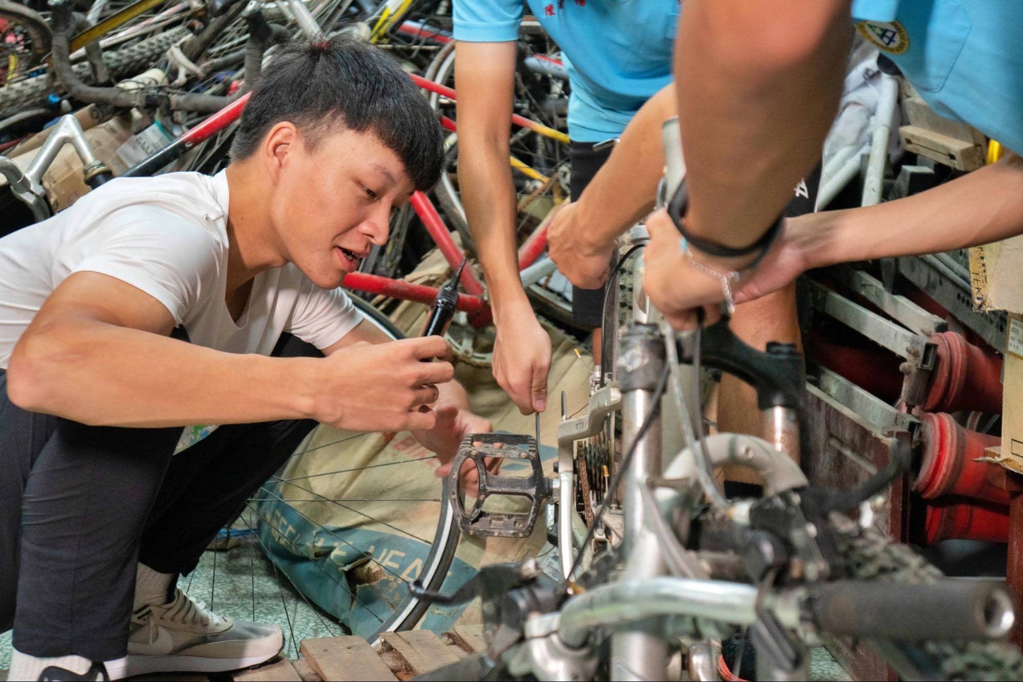 林園校友團團員陳暐親手示範拆解老舊零件時需要使用的工具及技巧。