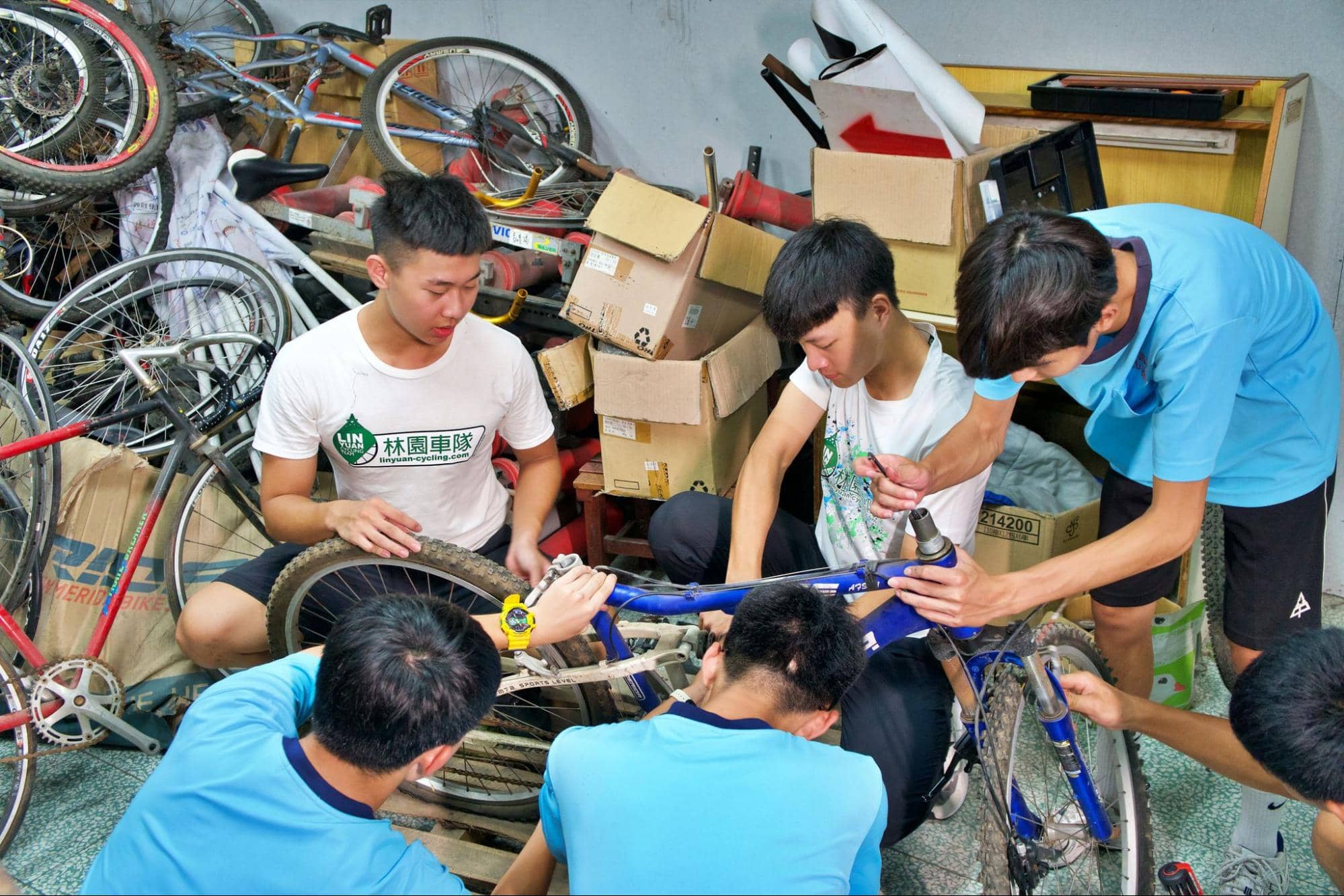 林園車隊校友團代理團長莊郁廉（右）及校友團團員陳暐向學弟們示範如何安全的拆解自行車零件。