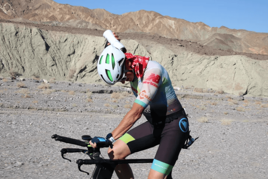 死亡谷的氣溫從攝氏 48 度、上升至 54 度，Chorgnon 不斷往頭淋水降溫。圖片來源：triathlete