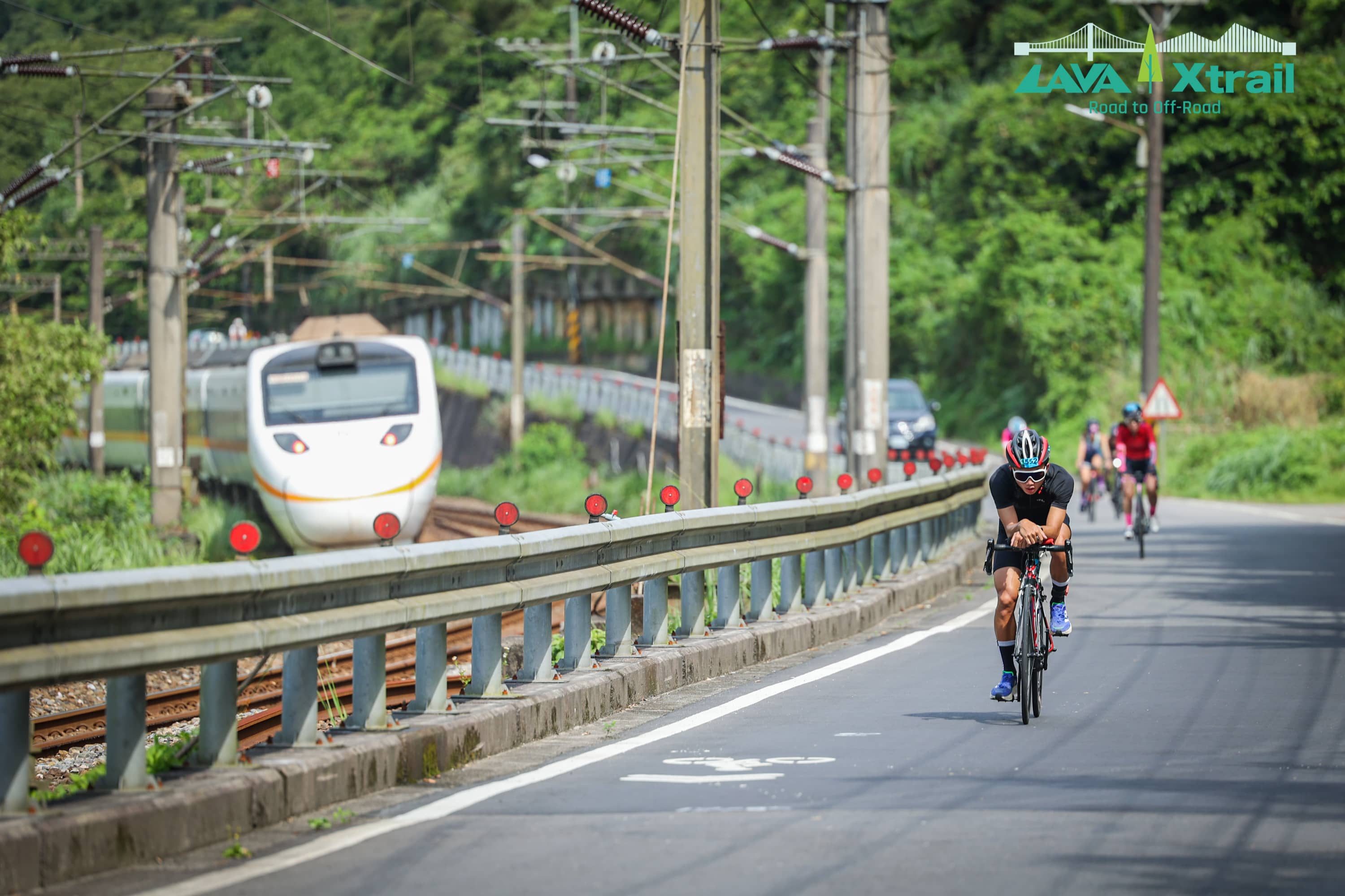 其中一段選手將騎經鐵路旁，享受與火車一同競逐追風的樂趣！圖片來源：《LAVA｜Xtrail》