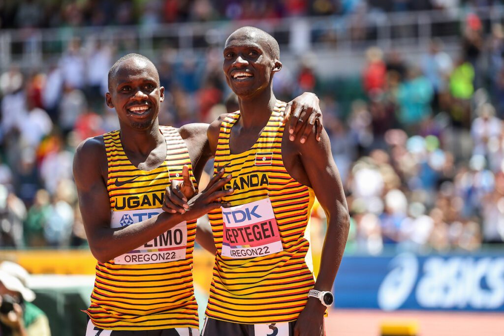 烏干達的 Jacob Kiplimo 和 Joshua Cheptegei 在俄勒岡州尤金市舉行的 2022 年世界田徑錦標賽上。照片：Kevin Morris