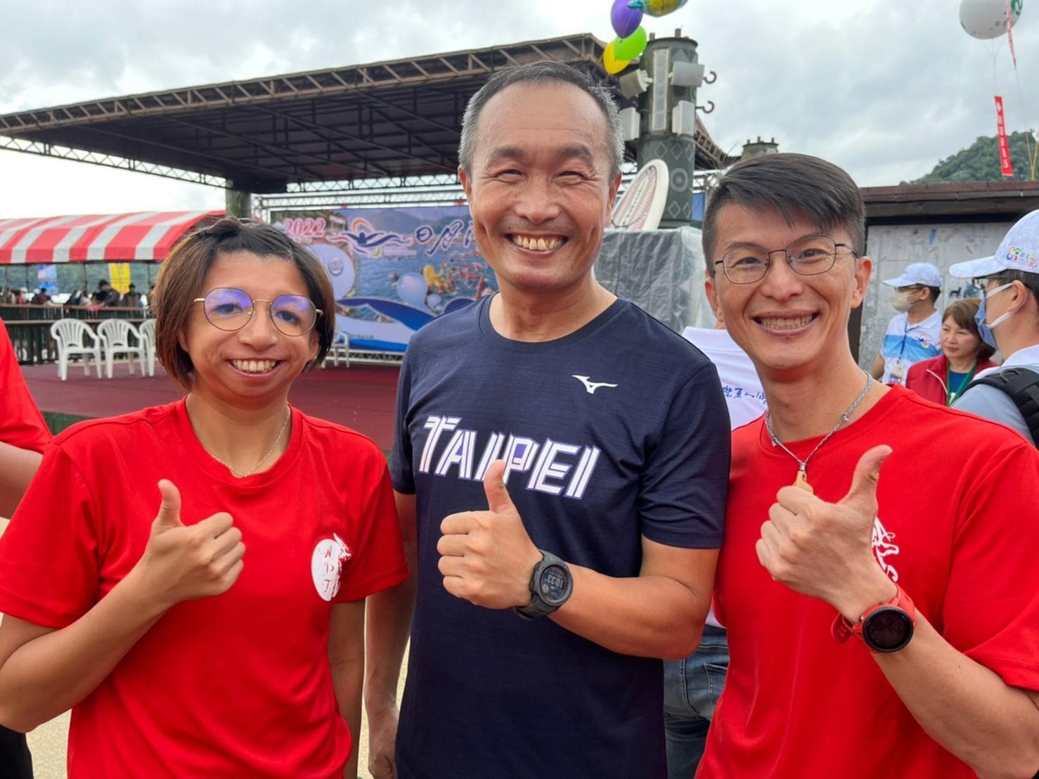 由左至右：聽力障礙運動員范榮玉、台北市體育局局長李再立、愛運動動無礙領隊姜義村