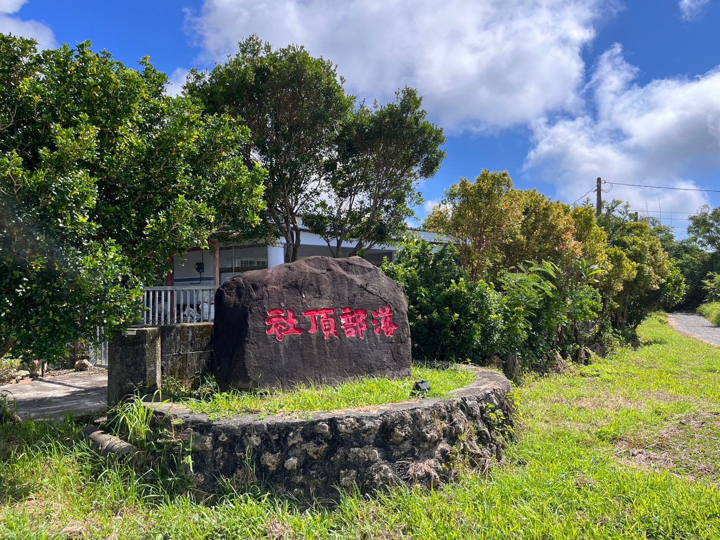 道路兩旁滿佈的珊瑚礁岩，見證了社頂公園過去曾深藏海底（圖片來源：LAVA台灣鐵人三項公司）