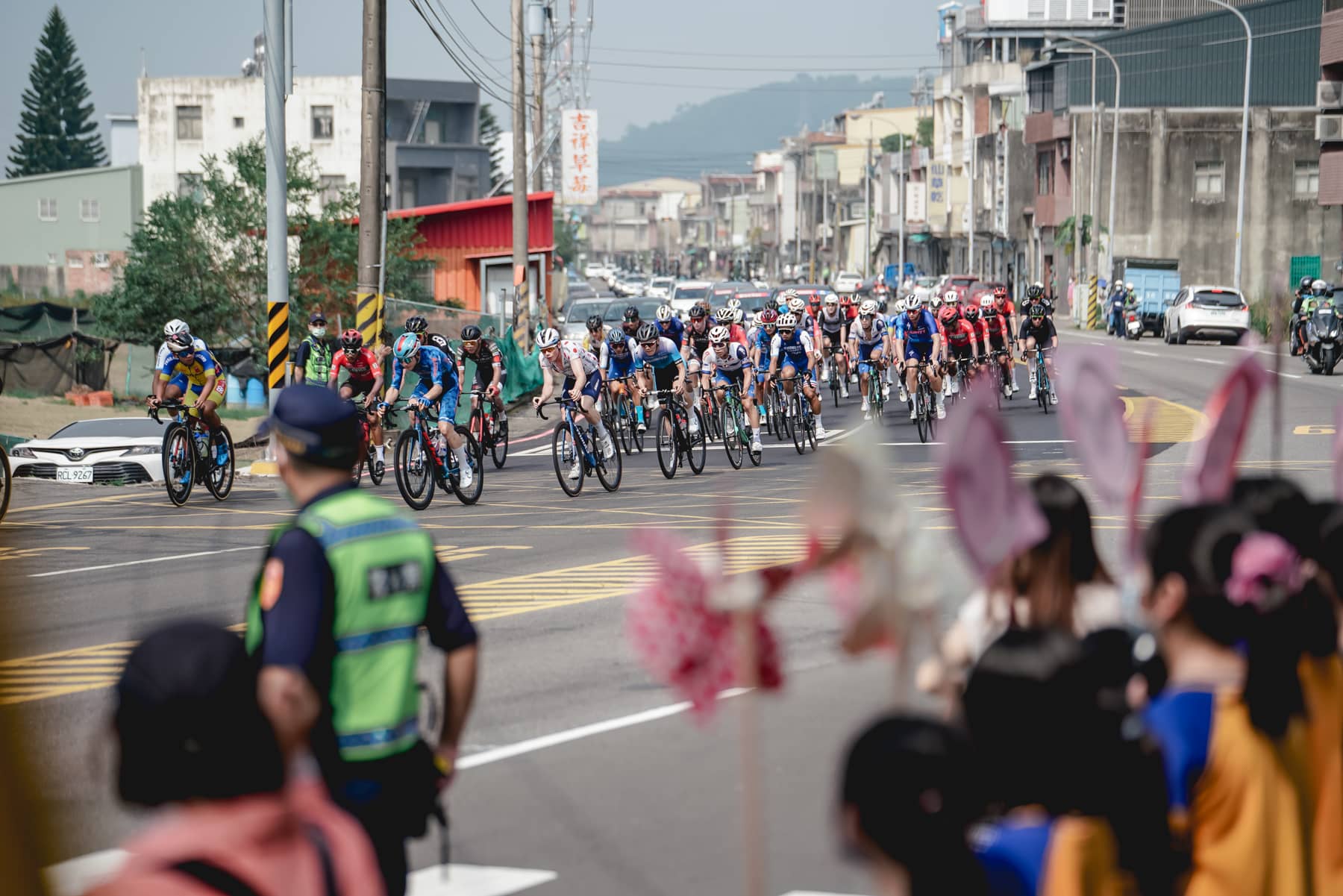 沿線加油民眾為選手們加油