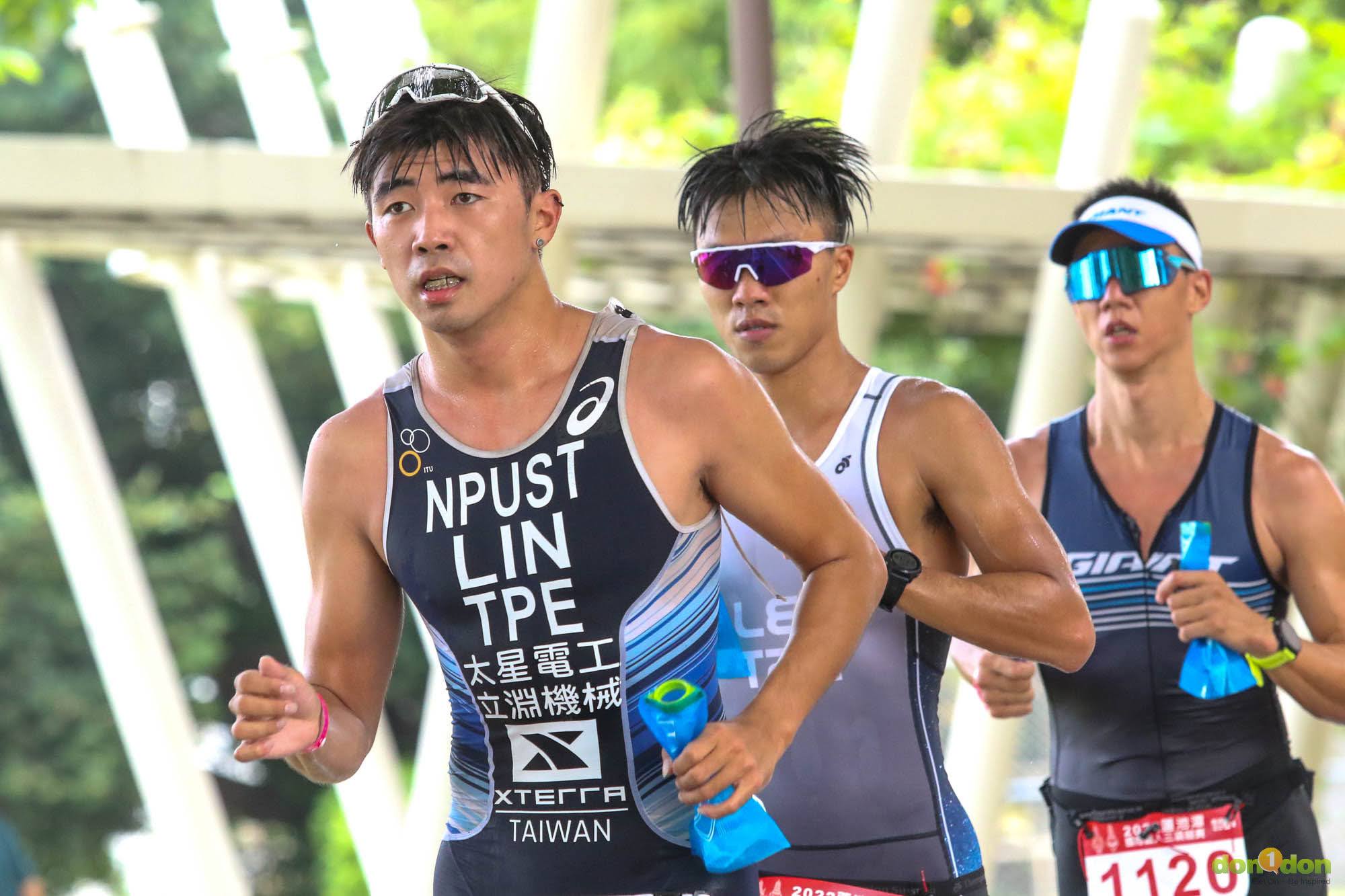 李瑋(中)最後跑步 2 公里發動攻勢拉開差距，最後獲得男子組第三名