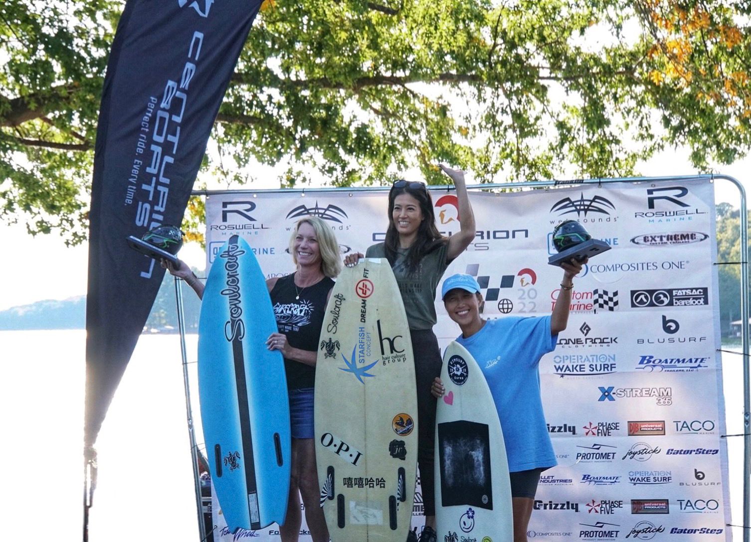 台灣快艇衝浪女神 Kimberly 陳美彤(中)勇奪 CWSA 世界盃快艇衝浪錦標賽金牌 照片提供STARFiSH-Agent星予運動經紀