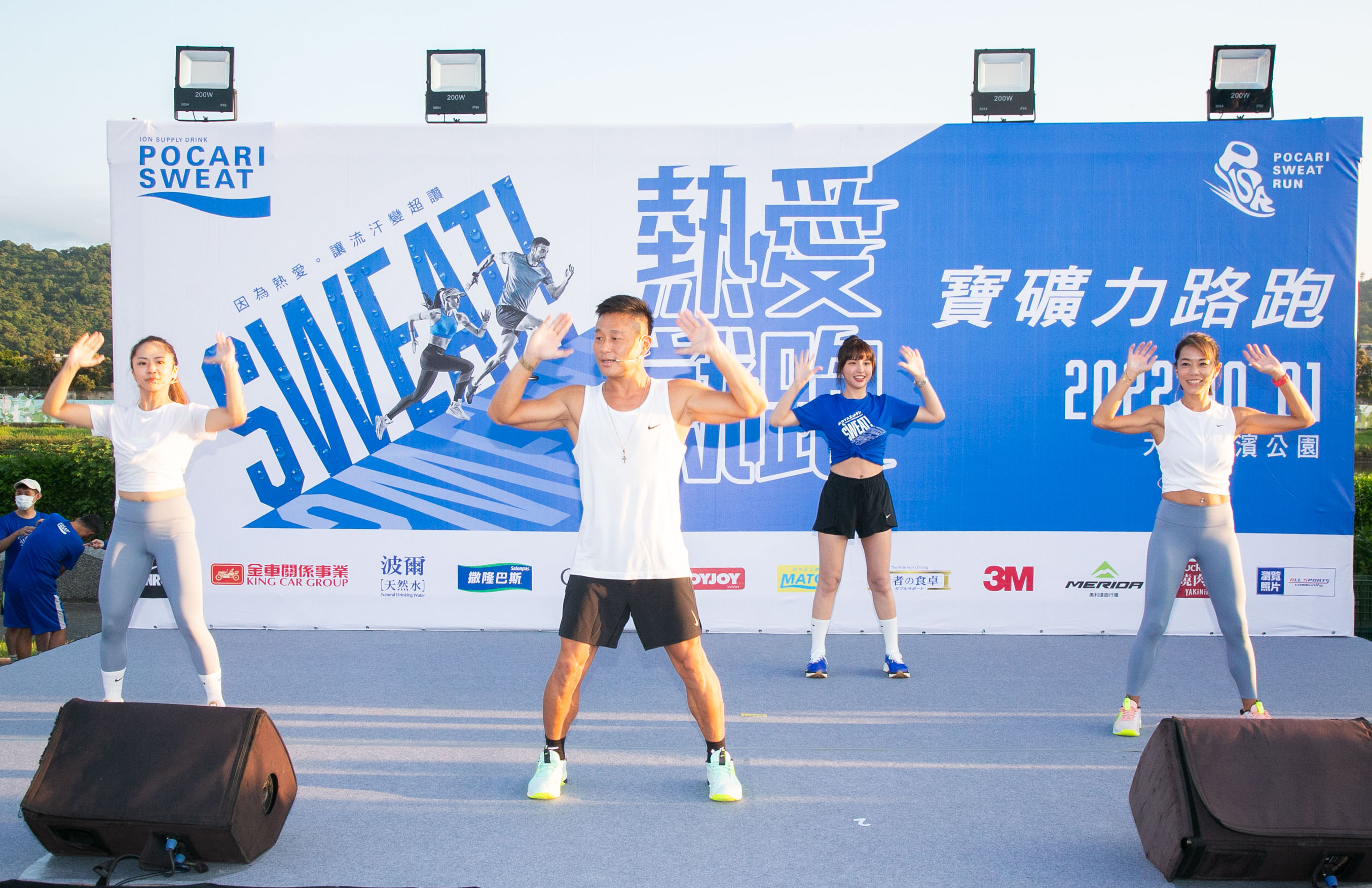 第四屆寶礦力路跑與Nike Training Club (NTC)跨界合作，路跑大使峮峮跟著NTC教練於舞台帶領參賽民眾跳暖身操