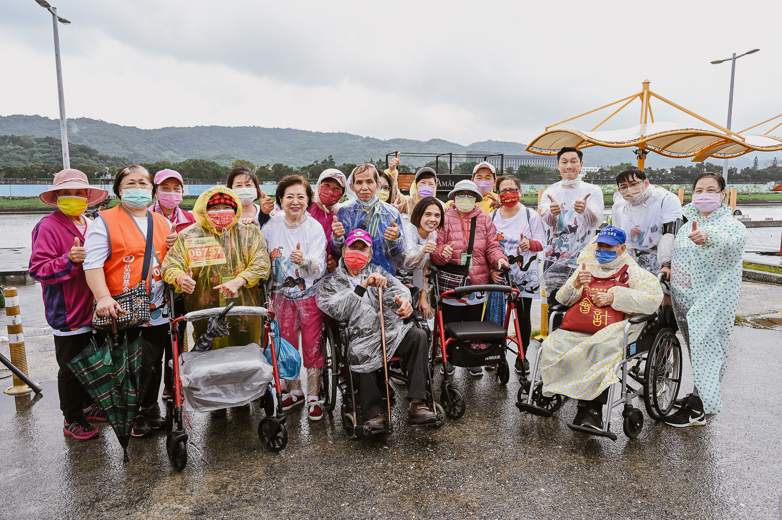 謝祖武、陳淑芳兩位代言人與弘道老人基金會「不老跑團」高齡長者合影