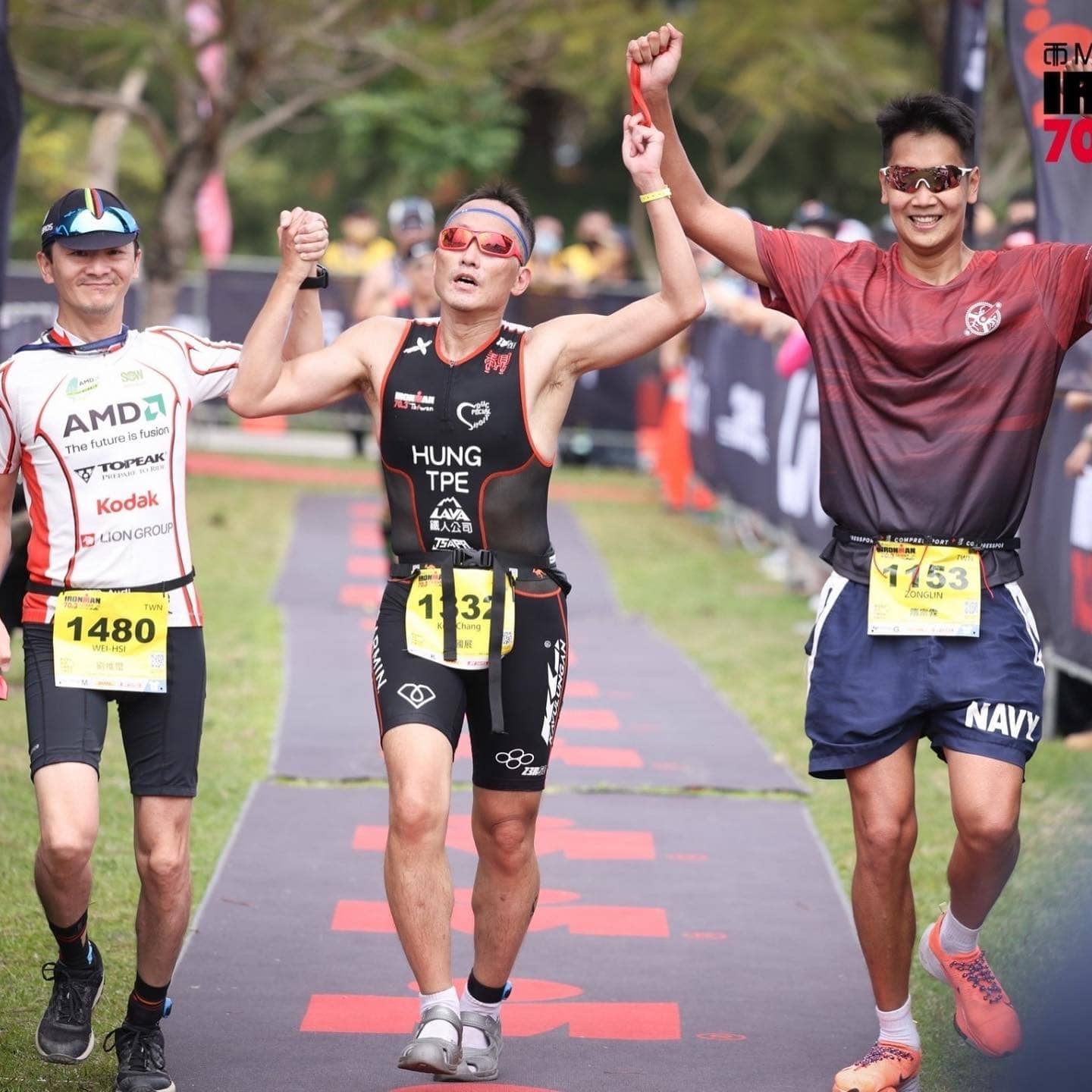 水精靈與夥伴一起牽手越過 IRONMAN 70.3 台東終點線