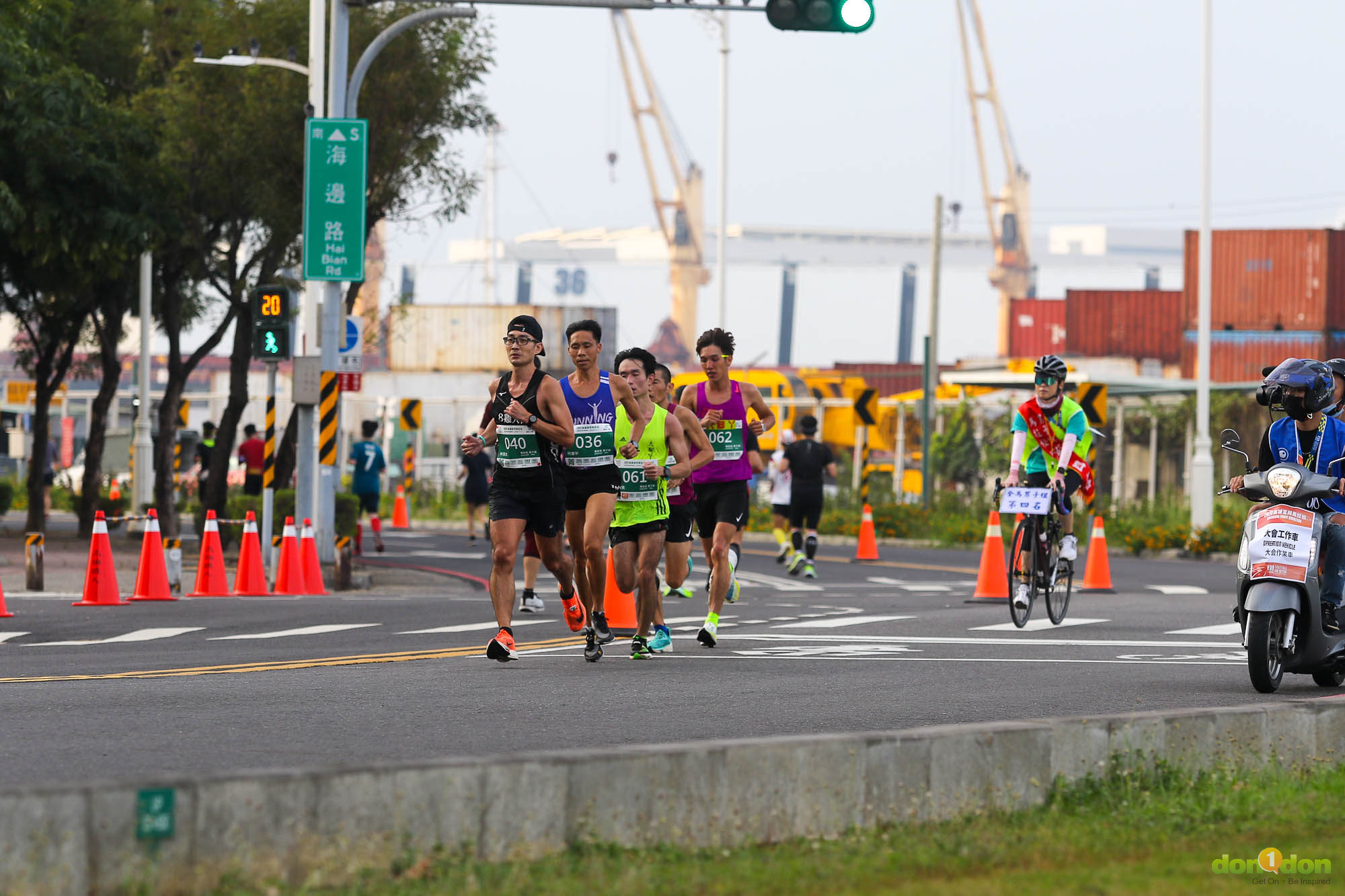 全馬 30 公里前，台灣男子選手組著集團前進，包括林旻杰、何盡平、黃文良、翁相擇、林秋杰