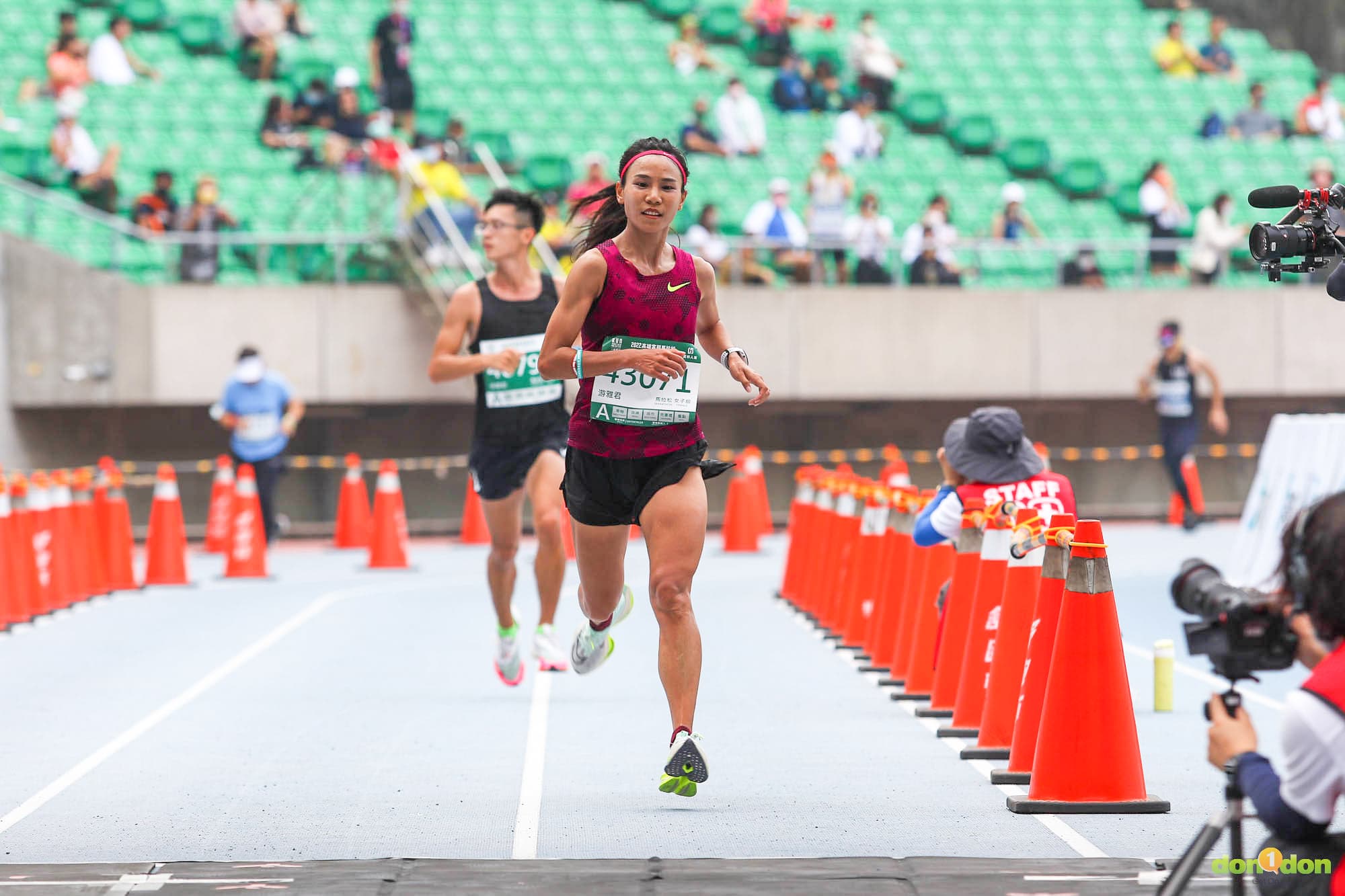 游雅君以 03：01：05 拿下 2022 高雄全馬女子總成績第 2，也是國內女生第一位完成比賽