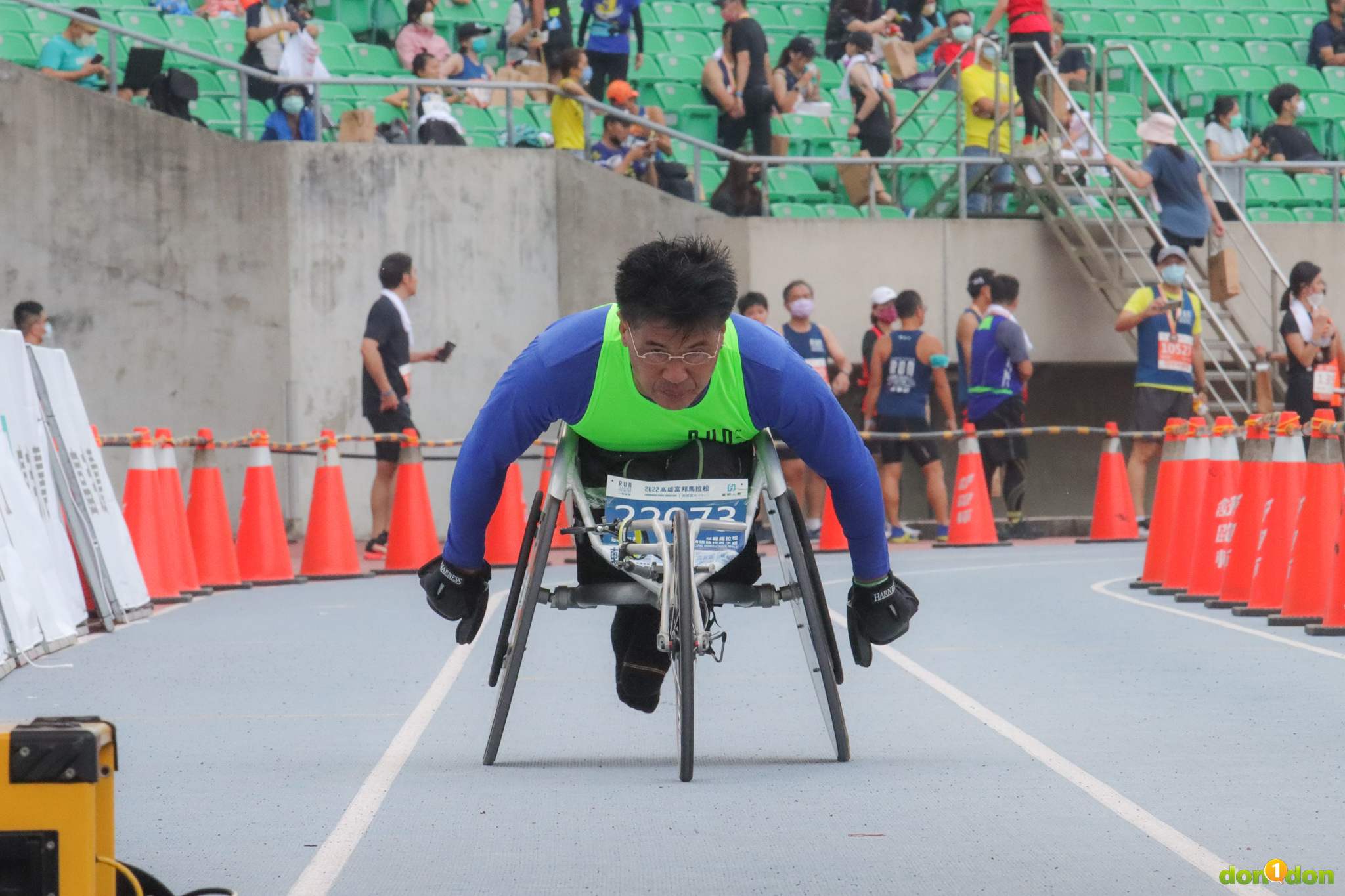 翁宇裕是台灣第一位獲得亞帕運輪椅競速 100 公尺金牌的選手