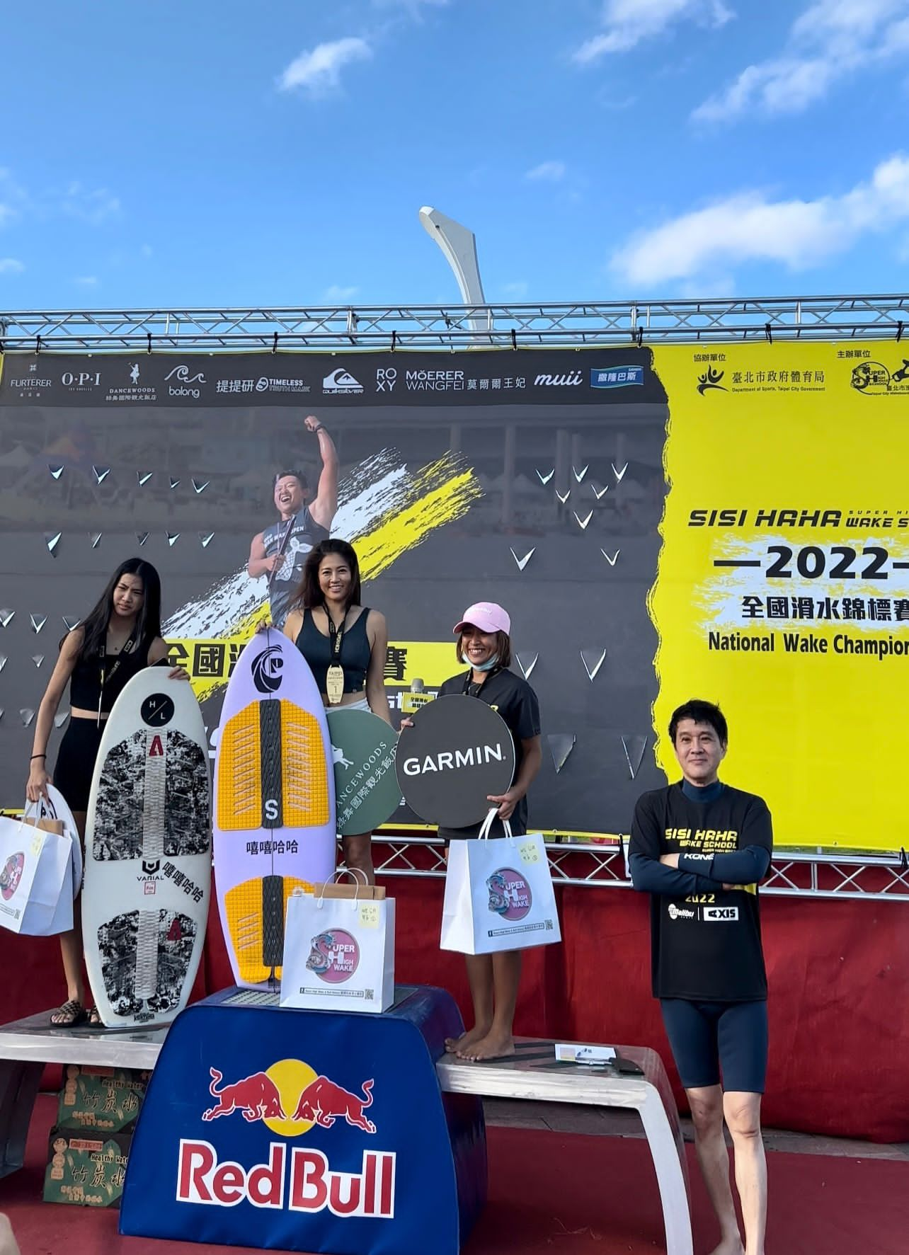 快艇衝浪女神 Kimberly 陳美彤（左二）勇奪2022全國滑水錦標賽 Open Women Wakesurf 金牌_照片提供 STARFiSH Agent