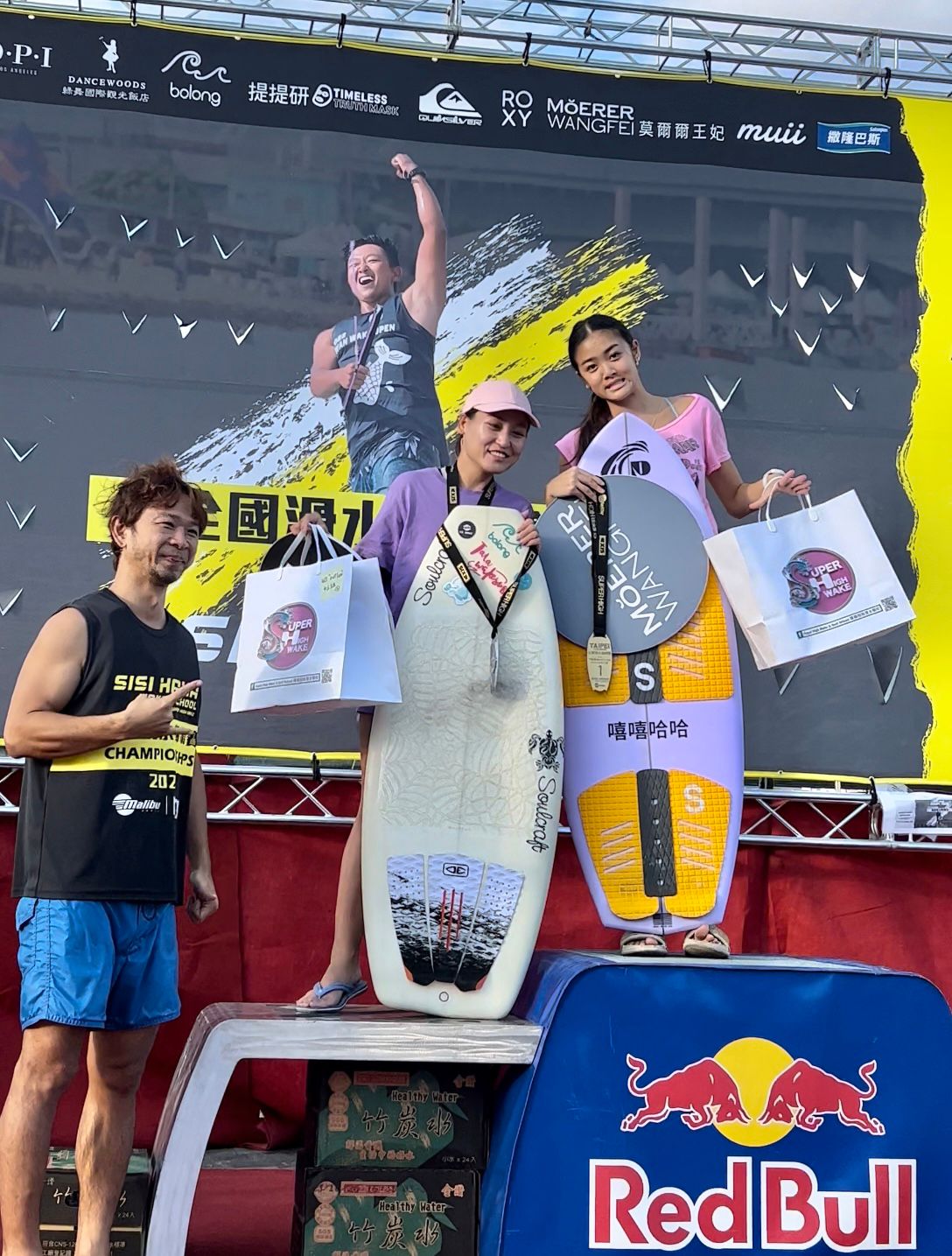 快艇衝浪美少女Jocelyn陳宥蓁（右一）榮獲2022全國滑水錦標賽Outlaw-Women-Wakesurf金牌_照片提供STARFiSH