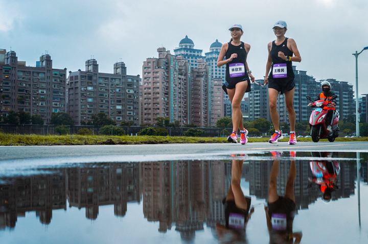 視障跑者林欣芳和陪跑員王雅民則藉此次體驗賽備戰臺北馬 照片來源：adidas