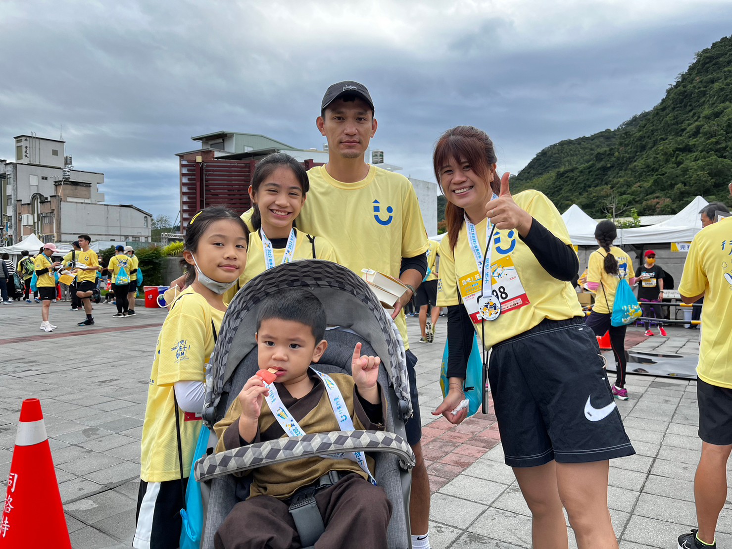 許多跑友推著嬰兒推車全家出動，萌翻所有現場民眾