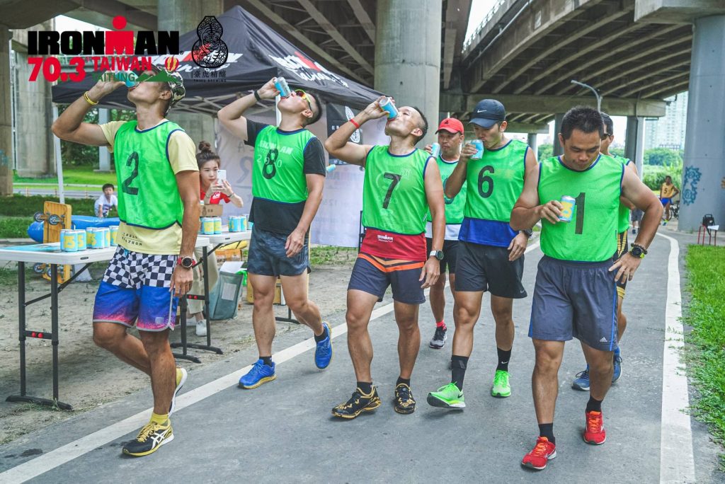 參賽選手將在起跑前喝完一瓶啤酒，接下來每 400 公尺分別再喝完一瓶啤酒，最快完成 1600 公尺（1 英里 Mile）者獲勝。
