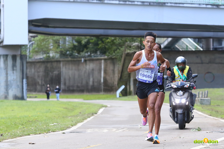 穿著 adidas 跑鞋的蔣介文，今年順利奪下國內男子總一優勝