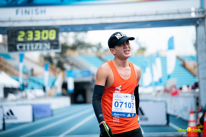 現為明志科大教師的助理教授賴怡廷，穿著 MIZUNO 以 2:32:59 完賽