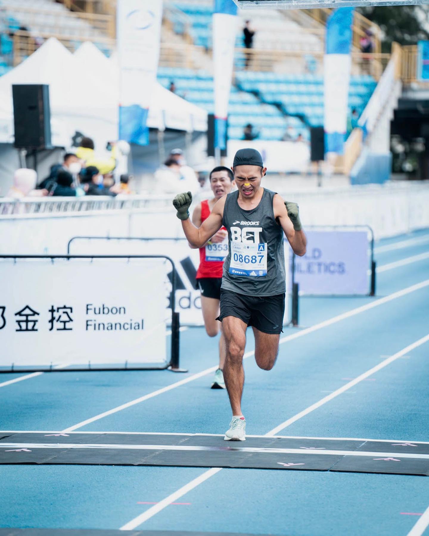 海官林宸瑨穿著 BROOKS 出賽，以 2:36:52 完賽