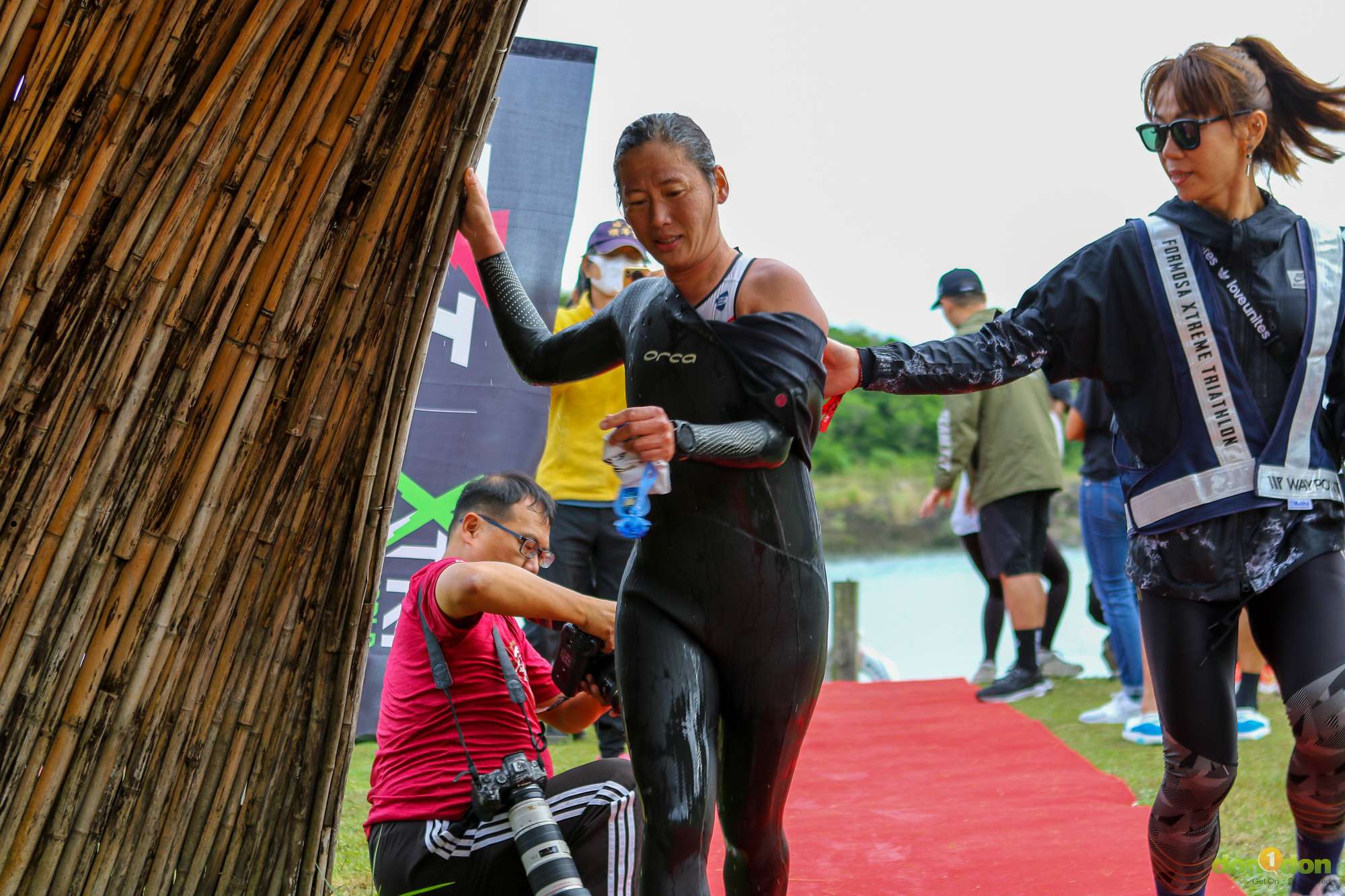 女子組選手由梁蘭麗領先上岸，時間為 1 小時 51 分