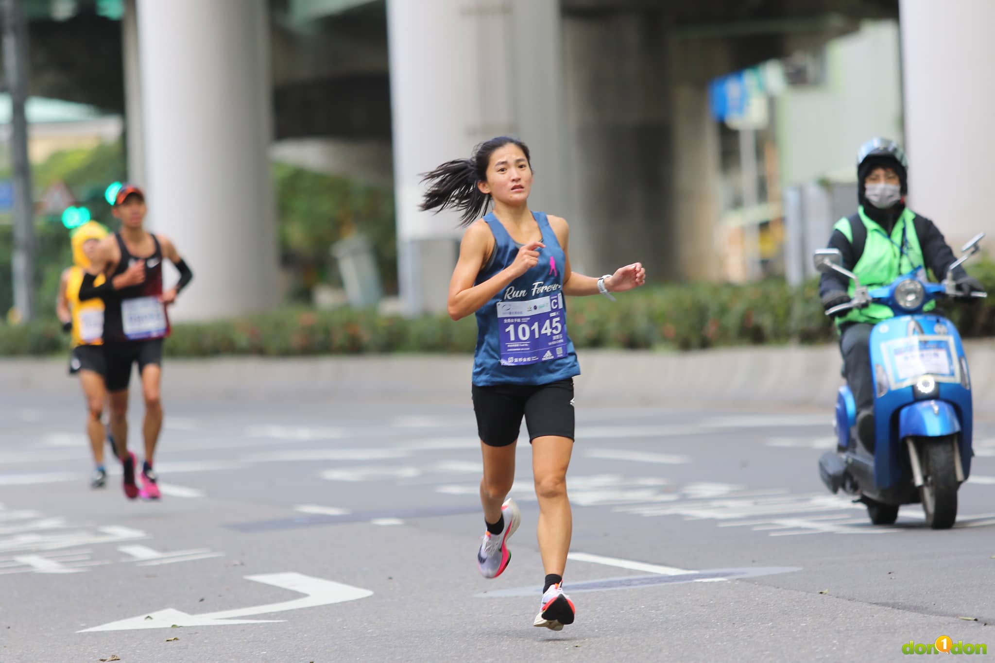 睽違 11 年再次站上臺北馬賽道的「萌少女」陳雅芬，今天以 2 小時 51 分 54 秒順利完賽 攝影／趴趴牛