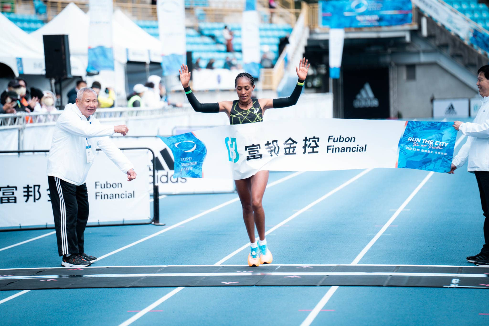 女子組冠軍由來自衣索比亞的 Alemtsehay Asefa Kasegn 成功二連霸，更以 2 小時 25 分 55 秒成功打破高懸 11 年的場地紀錄（2 小時 27 分 36 秒）帶走　180　萬破紀錄獎金　攝影／李展昇