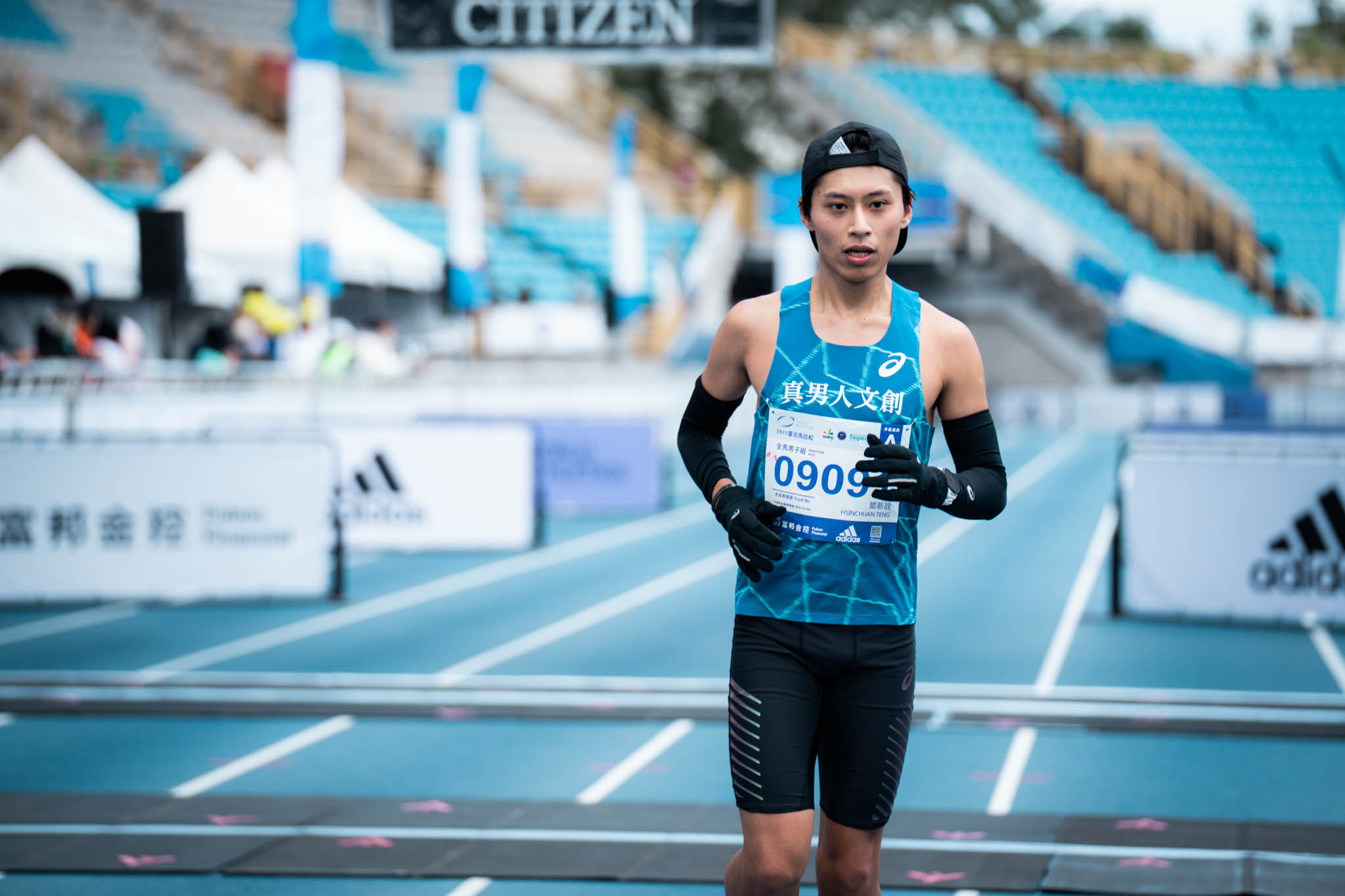 老鄧鄧新詮穿著 ASICS 跑鞋以 2:32:22 完賽