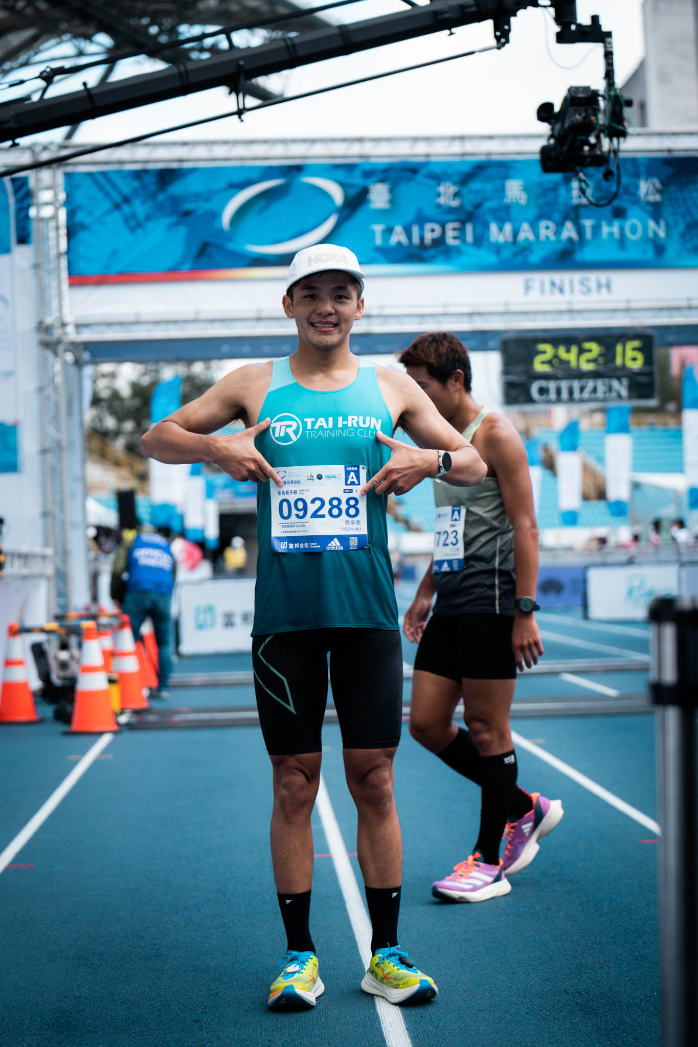 甫於 FXT 極限鐵人奪冠的鐵人夢想家吳承泰穿著 HOKA 跑鞋以 2:41:28 完賽