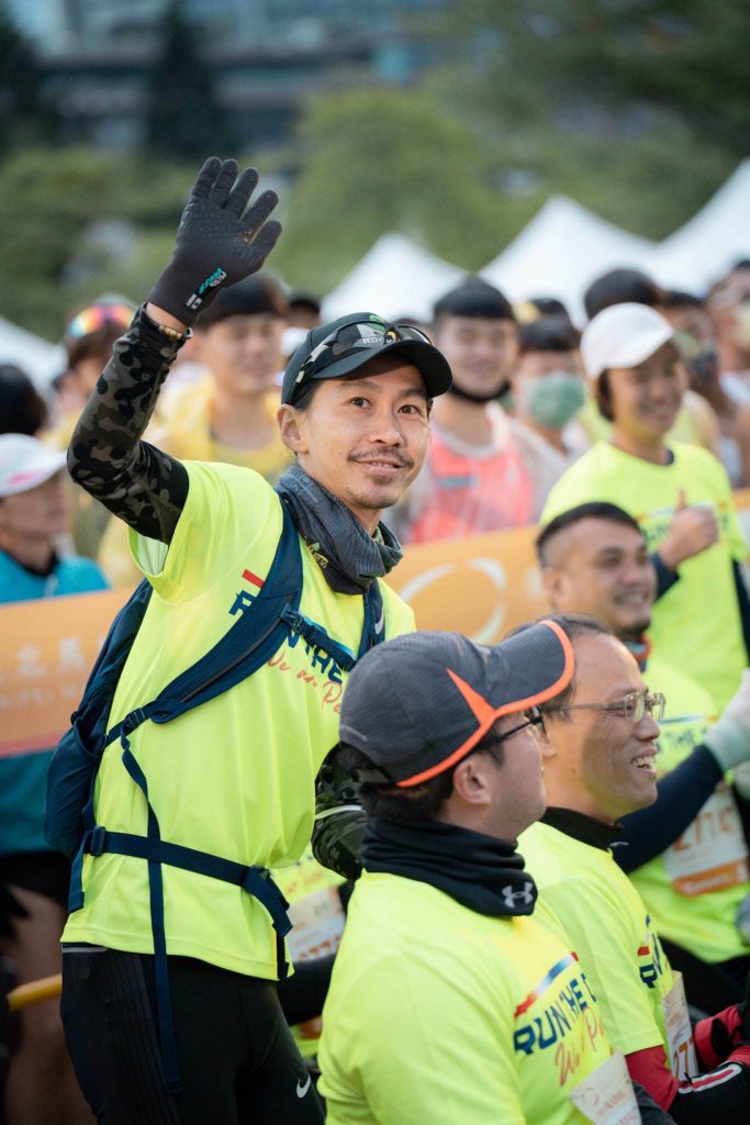 「真男人」張嘉哲擔任陪跑員,與輪椅組選手王偉軒一起完成半馬賽事