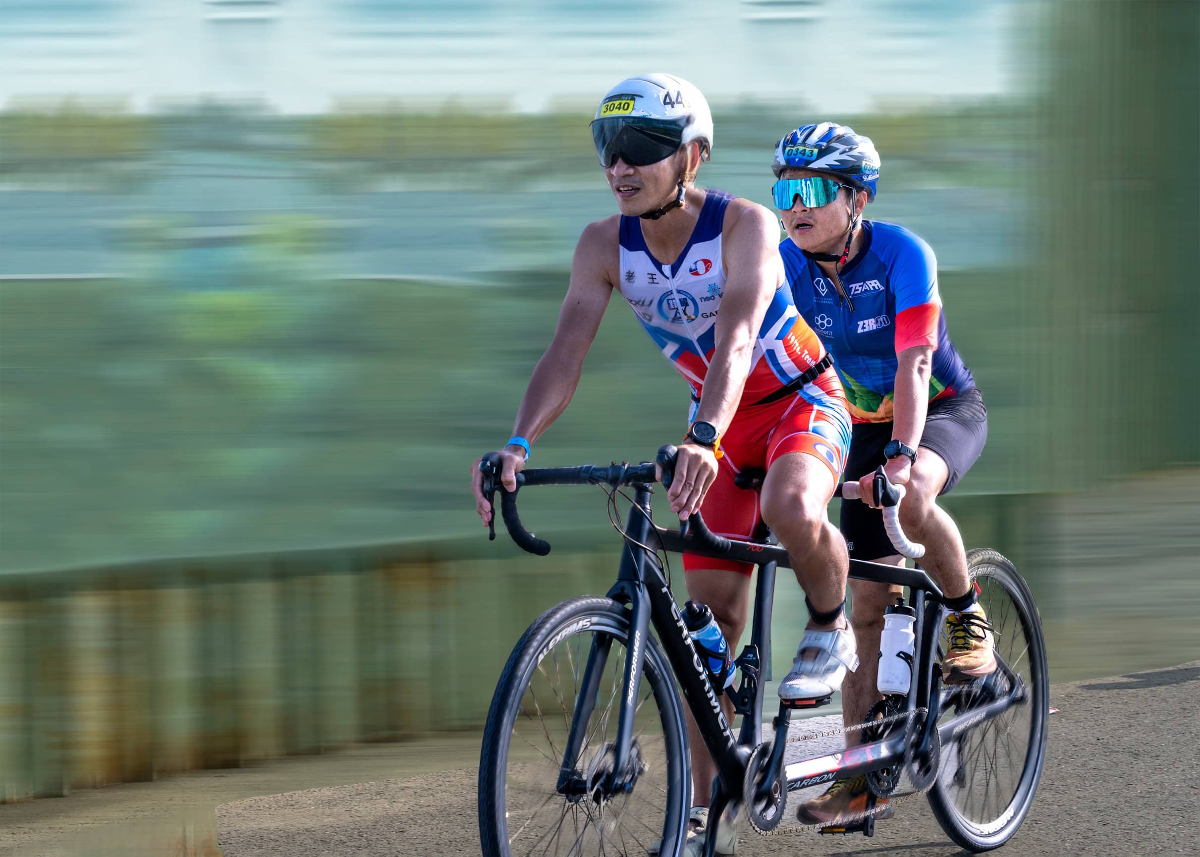 呂冠霖與領騎員/陪跑員 老吳教練合力完成自行車與路跑項目。圖片來源：愛運動動無礙