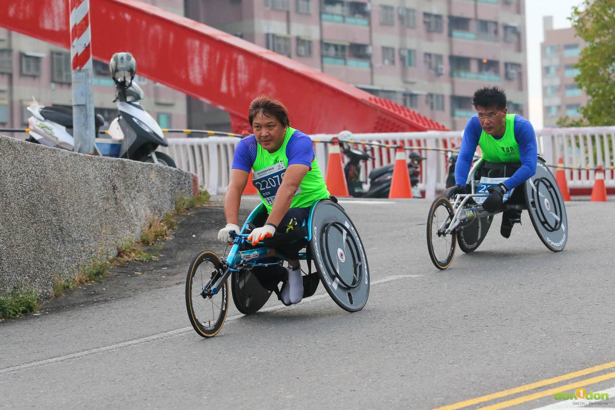 高雄馬賽場上，翁宇裕（右）和方志宗（左）是全場唯二的競速輪椅選手