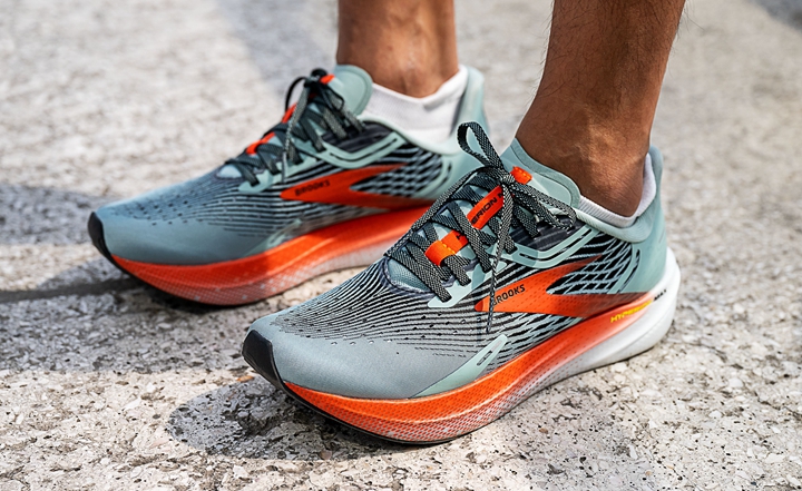 BROOKS HYPERION MAX 俐落的線條輪廓、和漸層設計，高調展現你的跑速