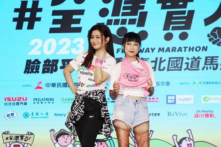 活動大使任家萱Selina (左)與陽光傷友代表王靖雯(右) 照片來源：陽光基金會