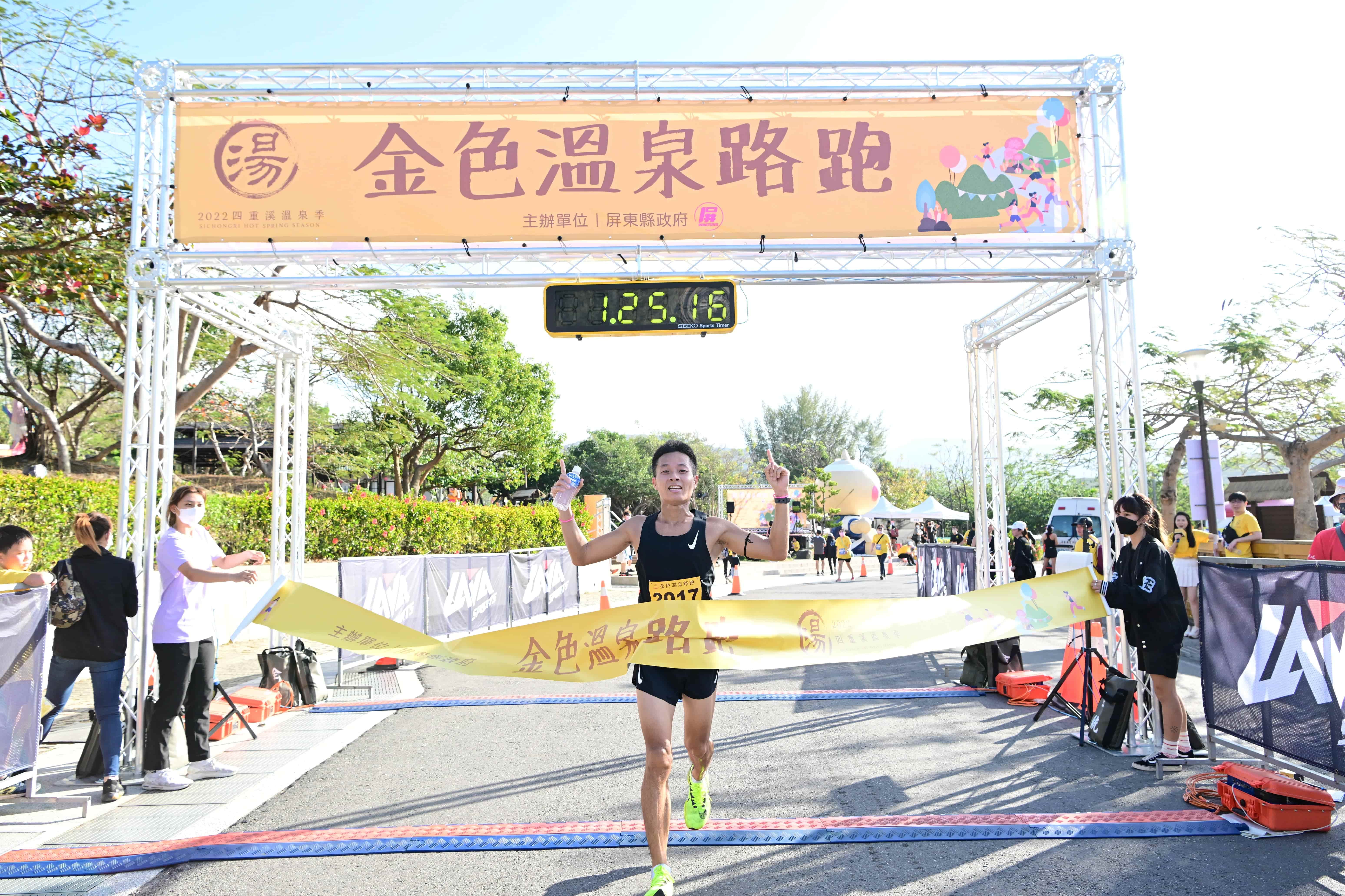 21公里組冠軍黃弘任。圖片來源：LAVA台灣鐵人三項公司
