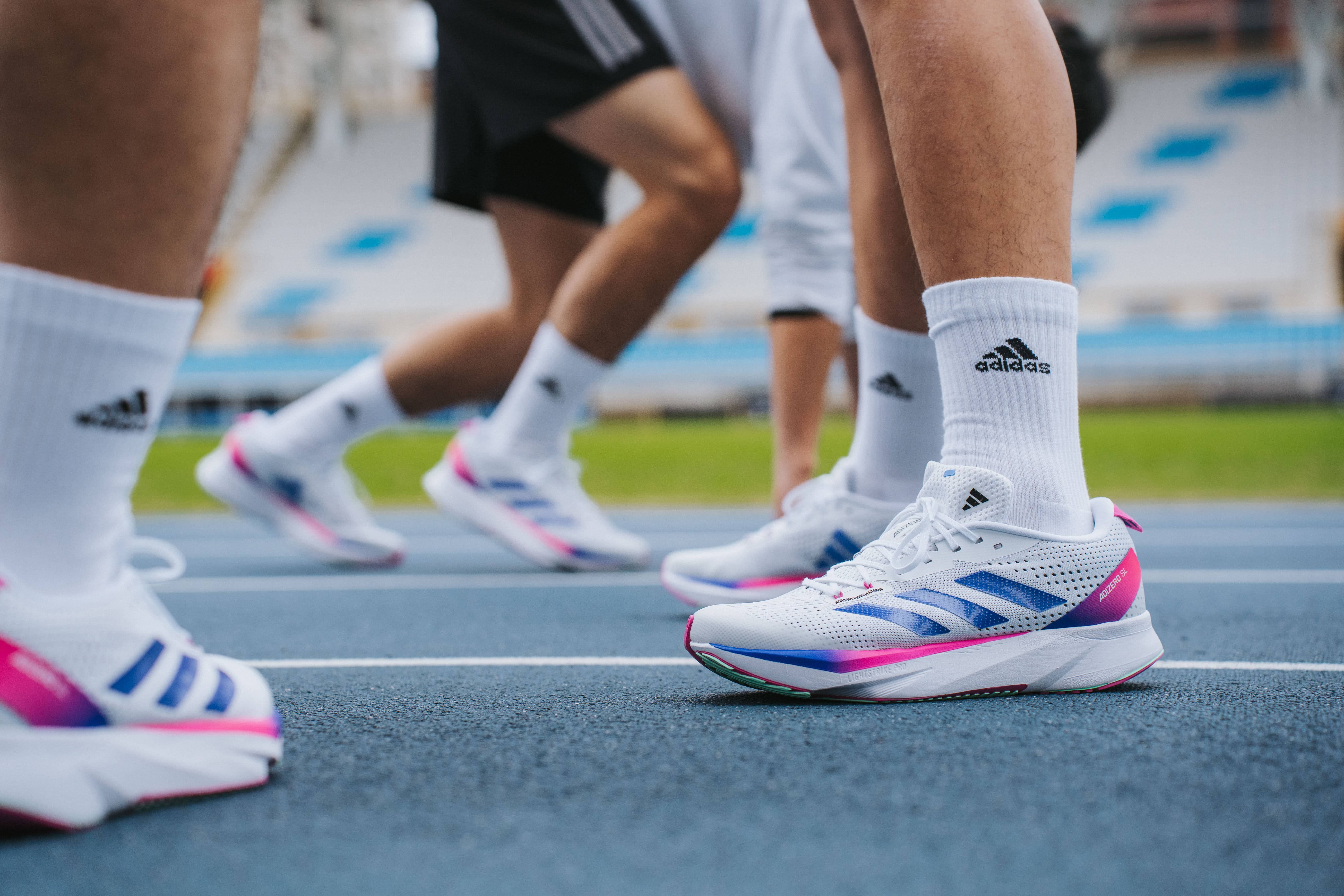 ADIZERO SL，沿用與世界紀錄同款中底科技 Lightstrike Pro，讓頂級跑鞋的基因延伸到更大眾化的跑鞋選擇。