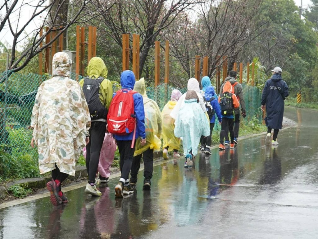 午間用餐完後，老天開始給孩子們出難題，颳起陣風，下起大雨，氣溫急速下降至 11 度