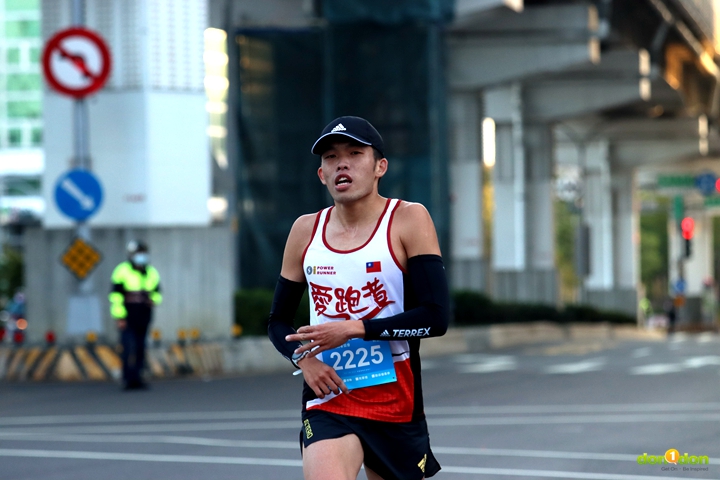 在半程馬拉松以 1:14:04 完賽獲得第10名的林鼎洋教練  