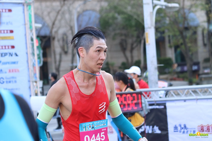 在全程馬拉松以 2:59:18 破三小時的趙彥銘教練