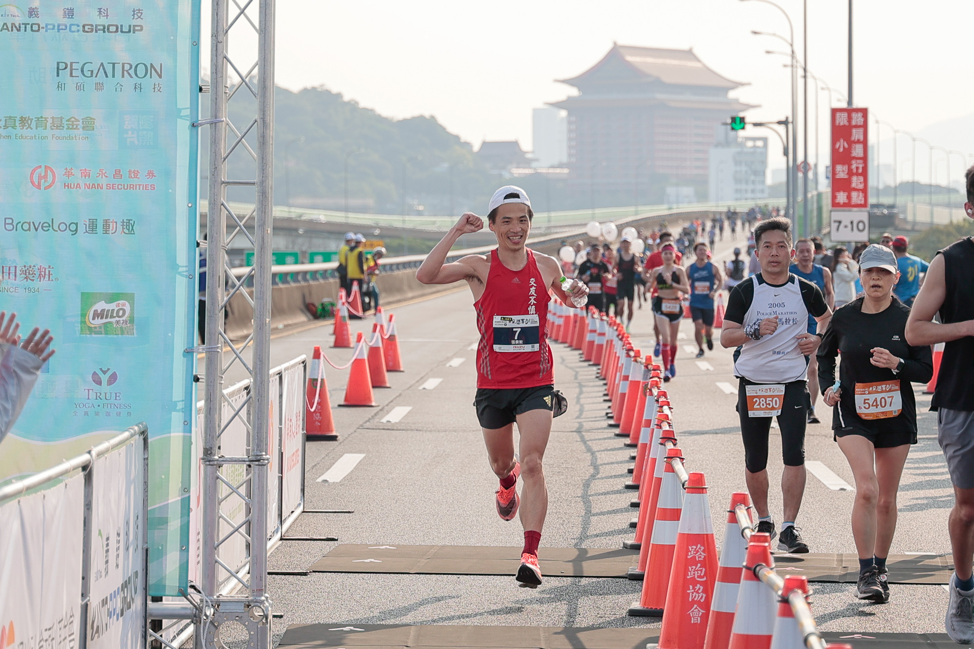 國內好手張景敦今天頂著豔陽跑出2小時38分39秒的成績，摘下男子馬拉松組亞軍。照片來源：中華民國路跑協會提供