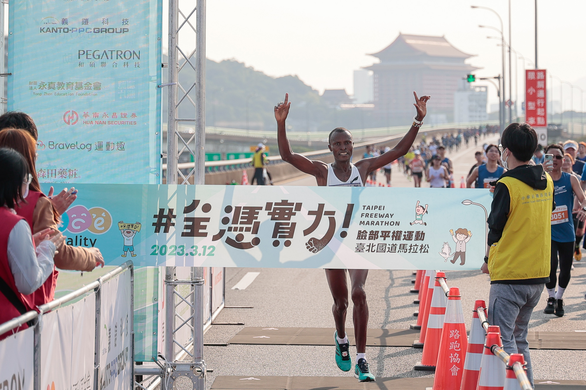 男子馬拉松組冠軍Jamin Ekai Ngaukon(完賽時間2小時32分55秒) 照片來源：中華民國路跑協會提供