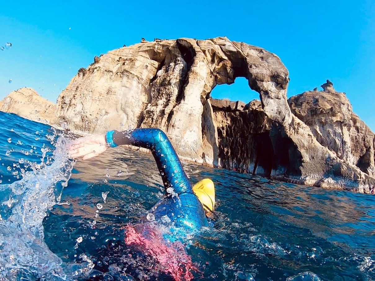 深澳象鼻岩，一面享受海泳、一面從海上欣賞象鼻岩之美。