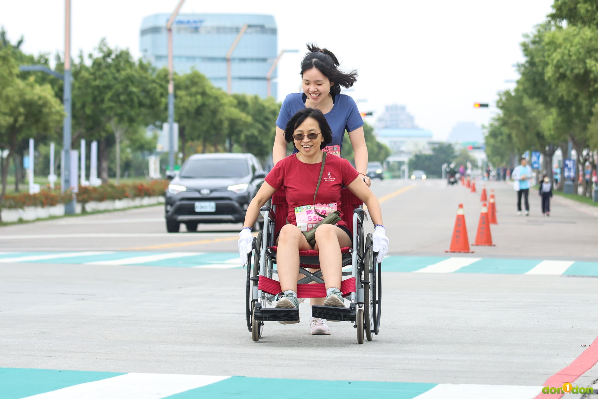 台灣師大特教系教授劉秀丹與女兒劉家瑜體驗輪椅跑者與陪跑員